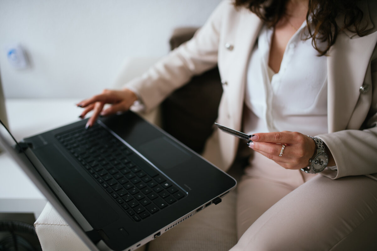 Zakupy online na laptopie z kartą płatniczą