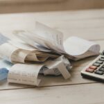 Paragony i kalkulator na drewnianym blacie