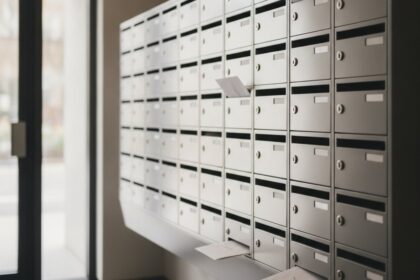 Skrzynki pocztowe w klatce schodowej z listami